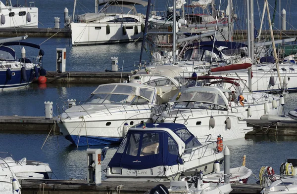 Lyxbåtar i hamnen — Stockfoto