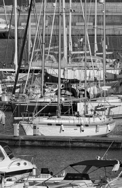 Yachts de luxe dans la marina — Photo