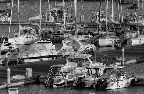 Lyxbåtar i hamnen — Stockfoto