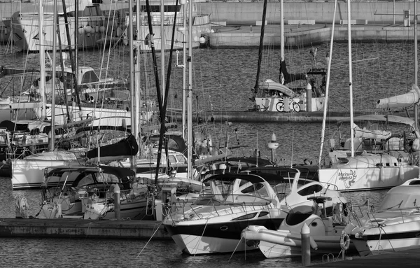 Lyxbåtar i hamnen — Stockfoto