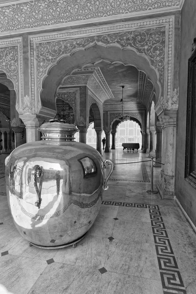 Městské paláce vchodu v Jaipur — Stock fotografie