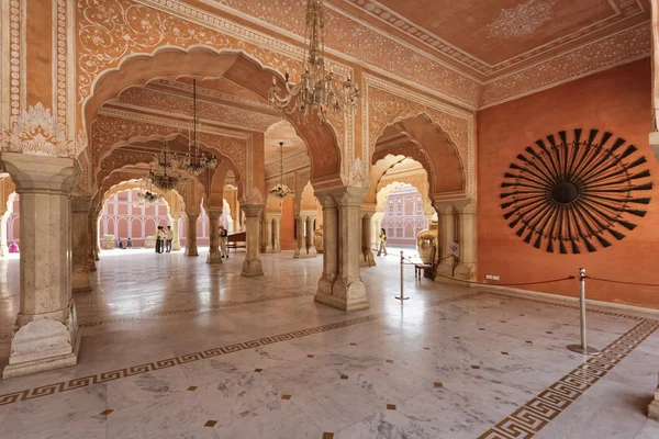 Personas en la entrada del Palacio de la Ciudad en Jaipur — Foto de Stock