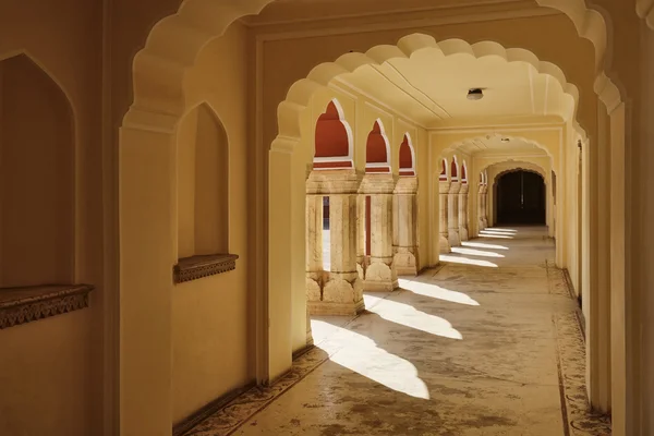Jaipur şehrinde şehir sarayın içine — Stok fotoğraf