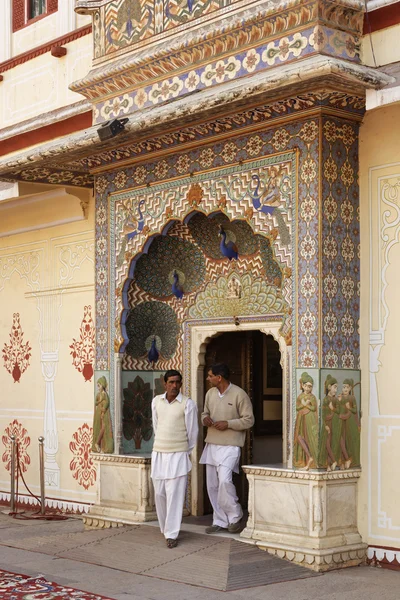 Povos indianos no palácio da cidade em Jaipur — Fotografia de Stock