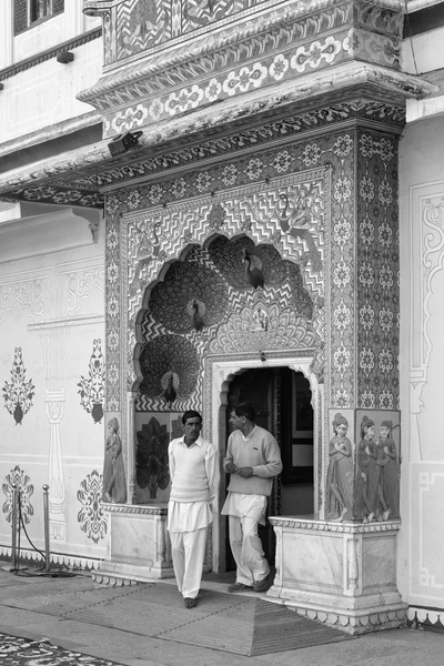 Indische mensen in de stad Palace in Jaipur — Stockfoto