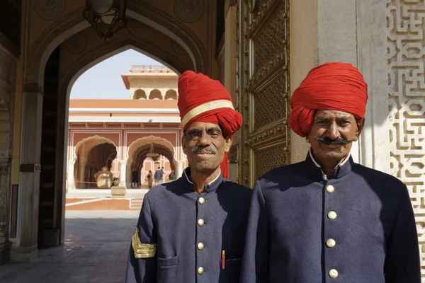 Imperial guards at the City Palace entrance in Jaipur — Stock Photo, Image
