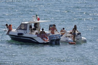 insanlar iki motorlu tekneler rahatlatıcı gemide