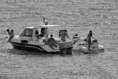 insanlar iki motorlu tekneler rahatlatıcı gemide