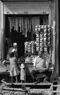 Yerel bir mağazada Hint insanlar