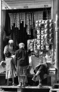 Yerel bir mağazada Hint insanlar