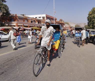 Jaipur şehir merkezi bir sokakta bulunan trafik