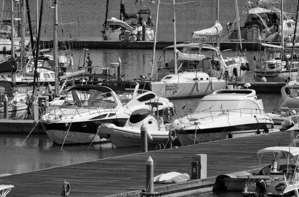 Visa av lyxbåtar i hamnen — Stockfoto