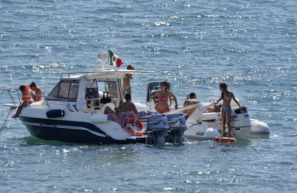 Ludzi, relaks na pokładzie dwóch łodzi motorowych — Zdjęcie stockowe