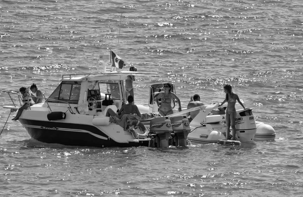 Persone che si rilassano a bordo di due barche a motore — Foto Stock