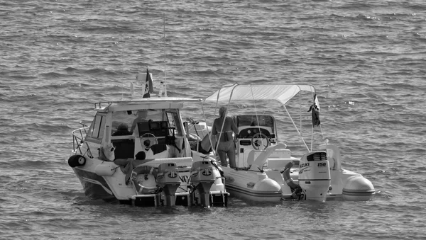 People relaxing on board of two motor boats — Stock Photo, Image