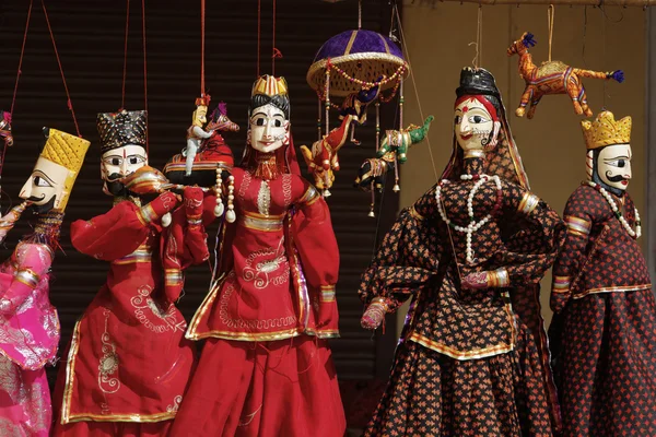 Marionetas de madera indias en venta en un mercado local —  Fotos de Stock