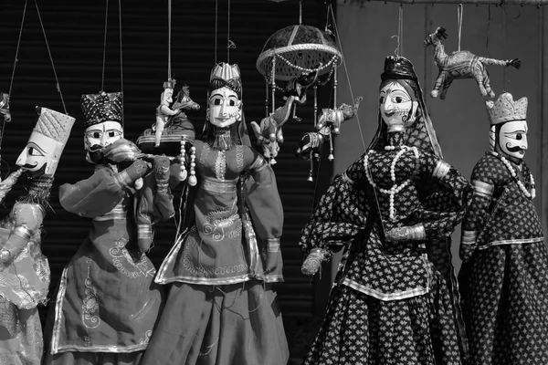 Marionetas de madera indias en venta en un mercado local —  Fotos de Stock