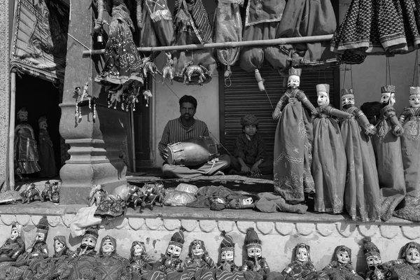 Local street players and indian wooden puppets for sale — Stock Photo, Image