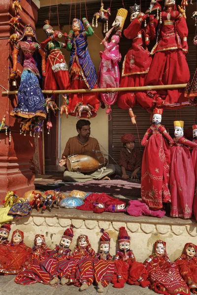 Joueurs de rue locaux et marionnettes indiennes en bois à vendre — Photo