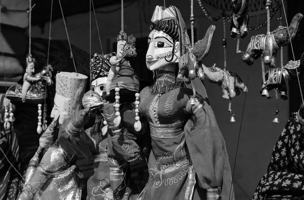 Indian wooden puppets for sale in a local market — Stock Photo, Image