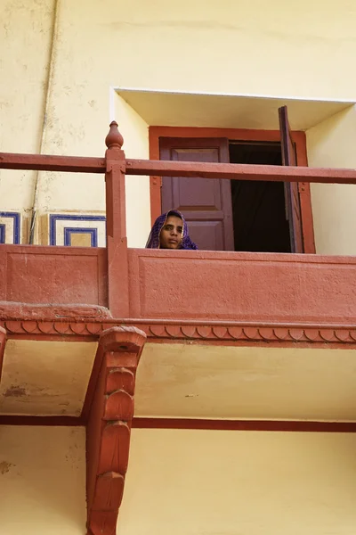 Mujer india en un balcón — Foto de Stock