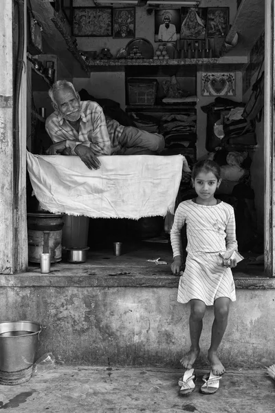 Gente india en su pequeño apartamento en la calle —  Fotos de Stock