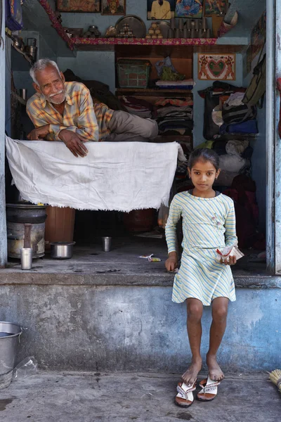 Pessoas indianas em seu pequeno apartamento na rua — Fotografia de Stock