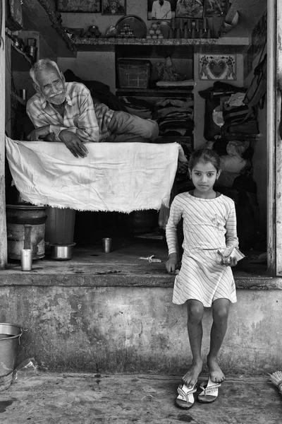 Gente india en su pequeño apartamento en la calle —  Fotos de Stock