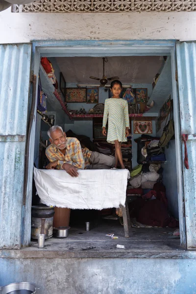 Indiska folket i deras lilla lägenhet på gatan — Stockfoto