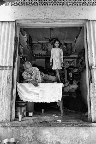 Indyjski ludzi w ich małym mieszkaniu na ulicy — Zdjęcie stockowe
