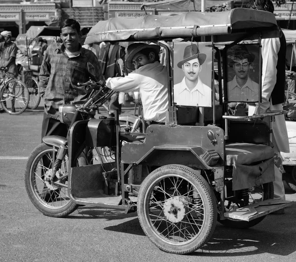 Indické tuk tuk řidič — Stock fotografie