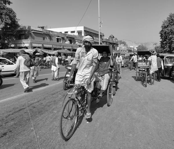Verkehr in einer zentralen Straße der Stadt Jaipur — Stockfoto