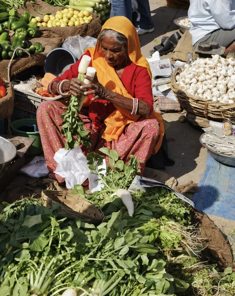 Indianos que vendem legumes em um mercado local — Fotografia de Stock