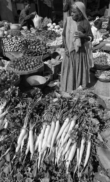 Indian people selling vegetables in a local market — Stock Photo, Image