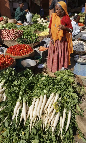 Индийцы, продающие овощи на местном рынке — стоковое фото