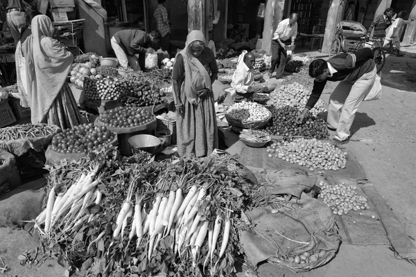 Indian people selling vegetables in a local market — Stock Photo, Image