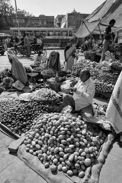 Indian people selling vegetables in a local market — Stock Photo, Image