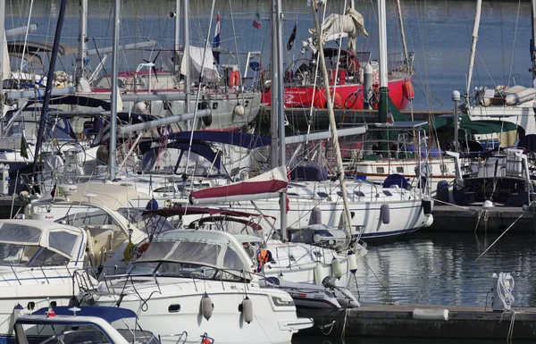 Luksusowych jachtów w marinie — Zdjęcie stockowe