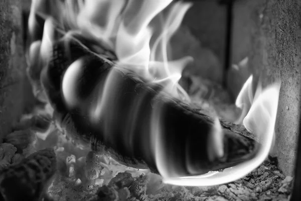 Poêle à bois brûlant dans une maison privée — Photo