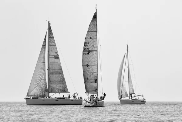 Barci cu pânze cursa în Marea Mediterană — Fotografie, imagine de stoc