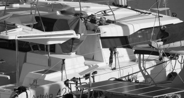 İtalya, Sicilya, Akdeniz, Marina di Ragusa (Ragusa Eyaleti); 10 Ekim 2025, limanda katamaran yelkenli tekneleri - EDITORIAL