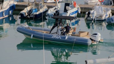 İtalya, Sicilya, Akdeniz, Marina di Ragusa (Ragusa Eyaleti); 11 Ekim 2025, limanda büyük bir kauçuk teknede adam - EDITORIAL