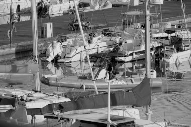 İtalya, Sicilya, Akdeniz, Marina di Ragusa (Ragusa Eyaleti); 11 Ekim 2025, limanda büyük bir kauçuk teknede adam - EDITORIAL