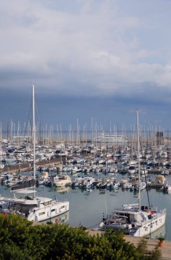 İtalya, Sicilya, Akdeniz, Marina di Ragusa (Ragusa Eyaleti); limanda motorlu tekne ve lüks yatlar