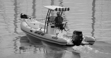 İtalya, Sicilya, Akdeniz, Marina di Ragusa (Ragusa Eyaleti); 12 Ekim 2025, limandaki lastik bir teknede balıkçı - EDITORIAL