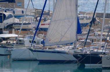 İtalya, Sicilya, Akdeniz, Marina di Ragusa (Ragusa Eyaleti); 14 Ekim 2025, limandaki bir yelkenli teknesinde adam - EDITORIAL