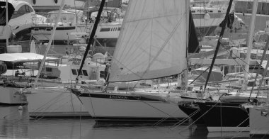 İtalya, Sicilya, Akdeniz, Marina di Ragusa (Ragusa Eyaleti); 14 Ekim 2025, limandaki bir yelkenli teknesinde adam - EDITORIAL