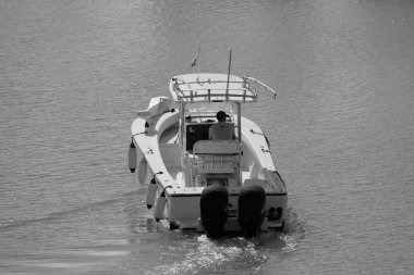 İtalya, Sicilya, Akdeniz, Marina di Ragusa (Ragusa Eyaleti); 21 Ekim 2025, limandaki bir motorlu teknede balıkçı - EDITORIAL