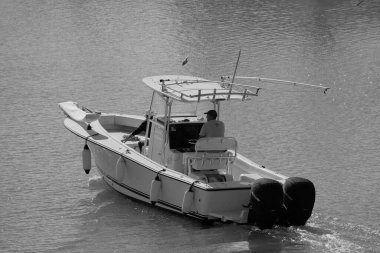 İtalya, Sicilya, Akdeniz, Marina di Ragusa (Ragusa Eyaleti); 21 Ekim 2025, limandaki bir motorlu teknede balıkçı - EDITORIAL