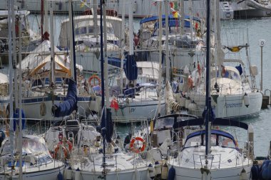 İtalya, Sicilya, Akdeniz, Marina di Ragusa (Ragusa ili); 23 Ekim 2025, limanda yelkenli tekneleri - EDITORIAL